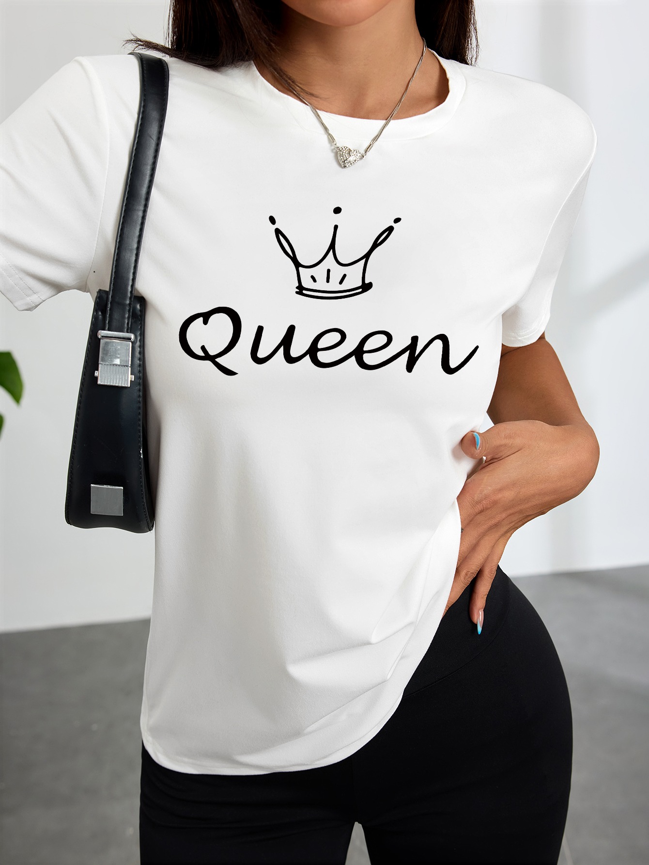Queen Street Fashion - Weißes Damen-T-Shirt mit Crown Queen-Aufdruck, perfekt